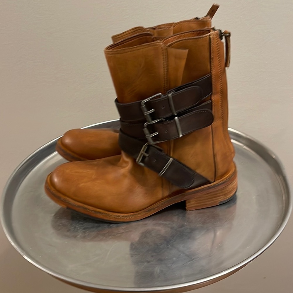 Free people boot ! Size 36.5! Like new condition! Silver buckle detailing!